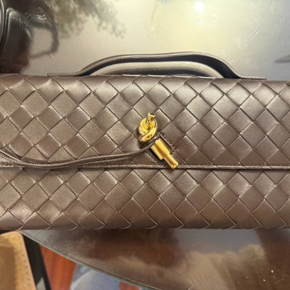 🤎 BOTTEGA VENETA INTRECCIATO LEATHER CLUTCH — FONDANT WITH GOLD HARDWAR